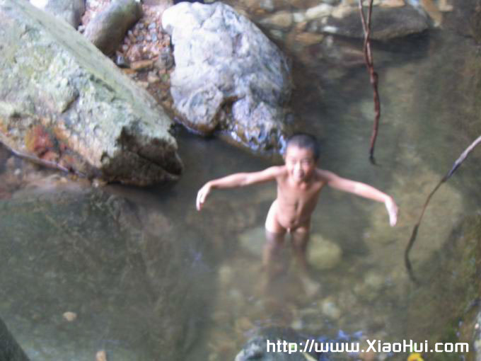 梧桐山之行图片: 山涧中裸游的小毛孩